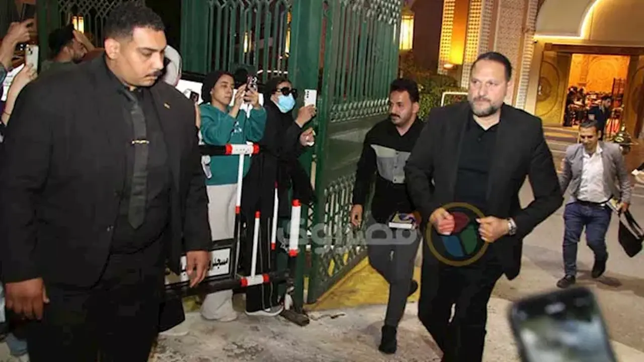 لحظات صعبة.. نجوم الفن يواسون حمدي الميرغني بمسجد الشرطة في القاهرة